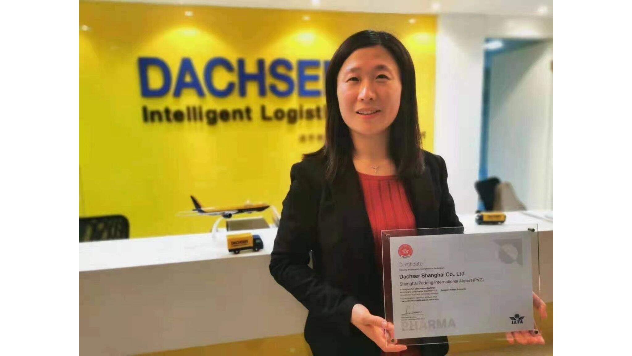 DACHSER华北区空、海运物流生命科学和医疗保健经理姜梅琴为公司获得药品认证感到高兴。