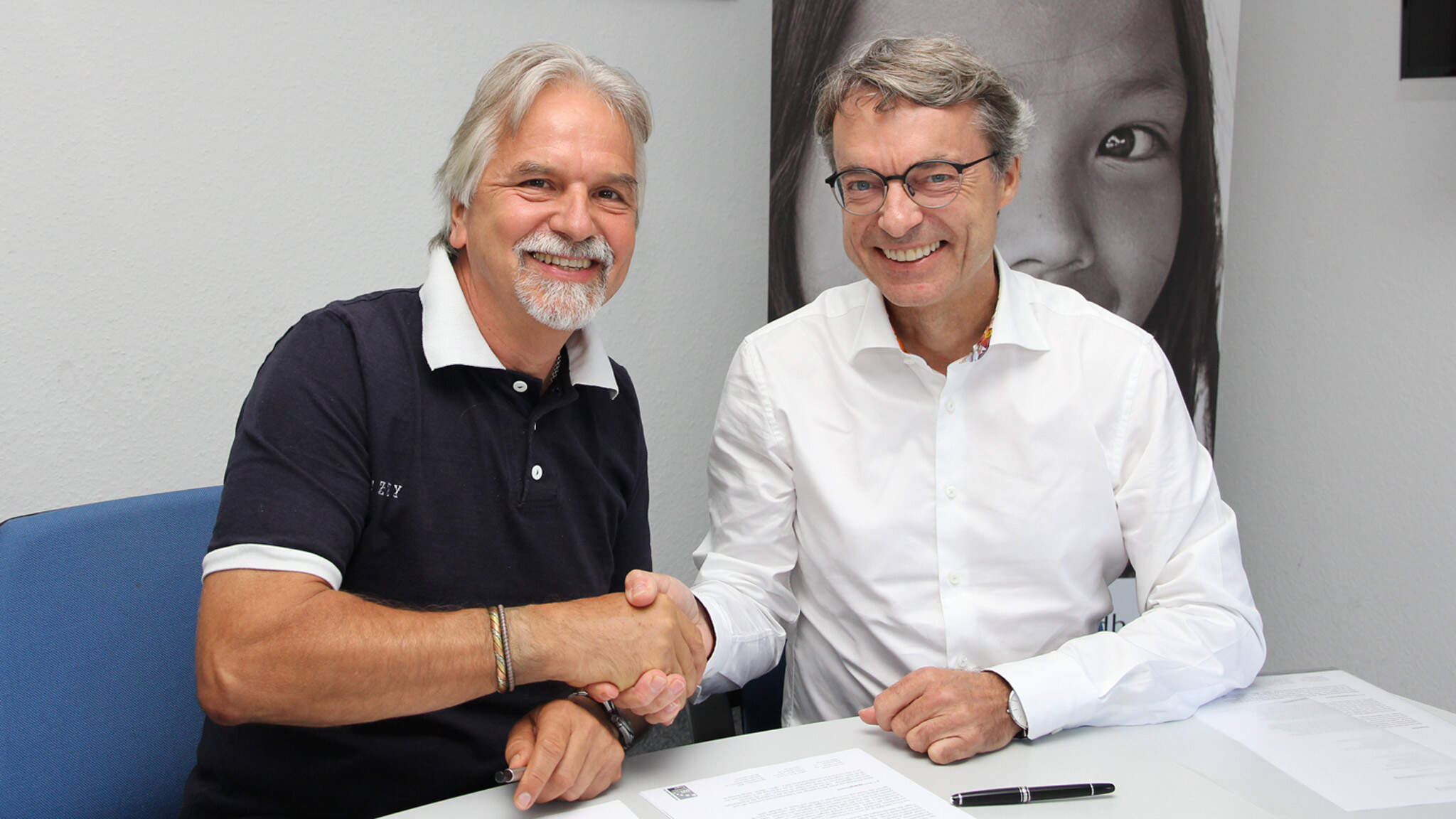 terre des hommes 行政发言人 Albert Recknagel（左）与 DACHSER CEO Bernhard Simon（右）